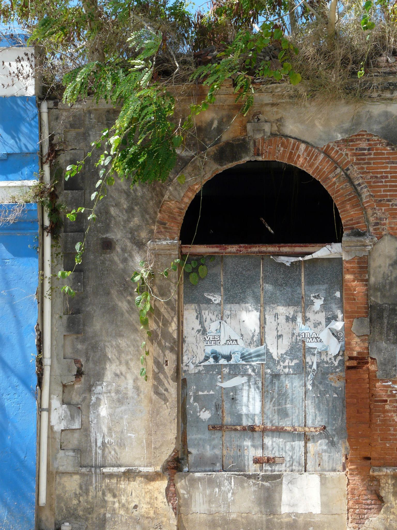 Edificio abandonado en la Avenida González Clemente - Ponce - 2012 00005